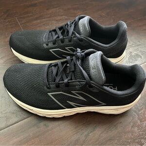 New Balance Black and White  Fresh Foam 860 v14 Sneakers with Breathable Mesh.
